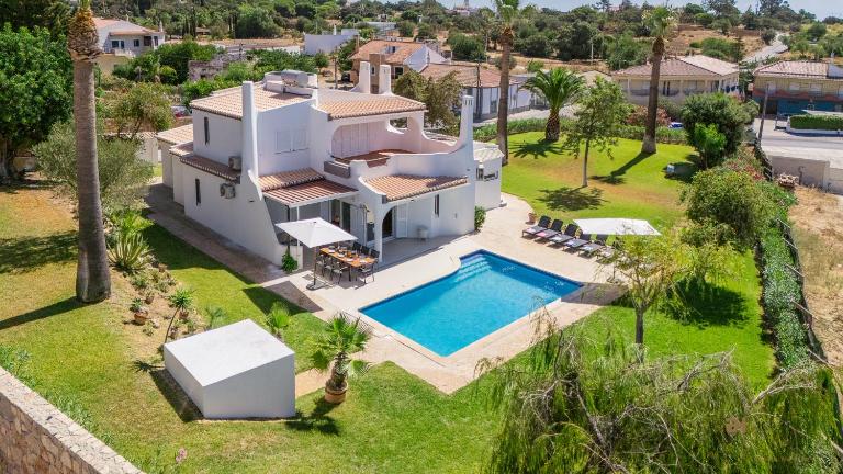 Greice Homes - Villa Carob Tree - B&B Almancil