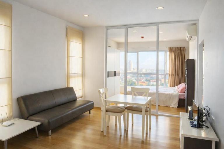 Hive Sathorn SkyCorner Suite, BTS and 7-11 front - B&B Bangkok