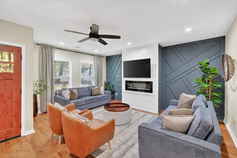 Grove Park Haven Sleeps 12, Large Backyard - B&B Atlanta