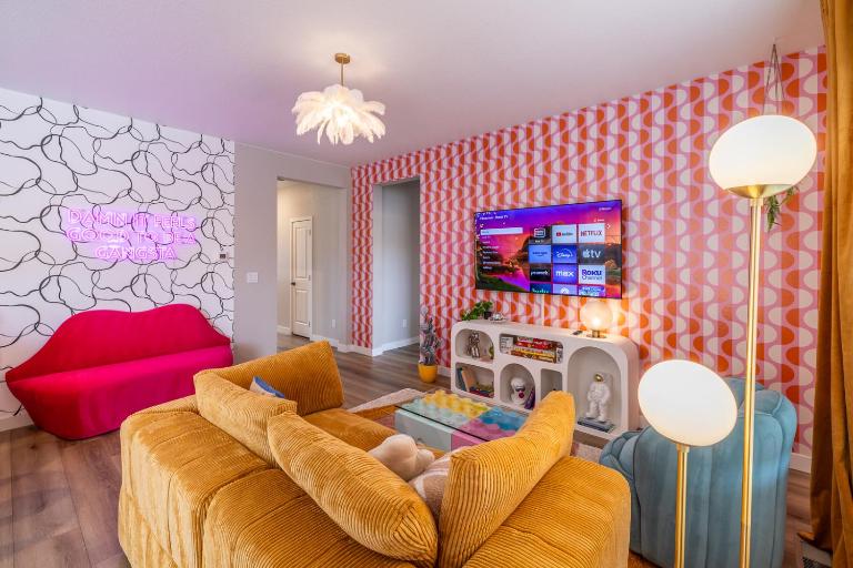 Near Airport, 3BR, Stock Tank Pool, Mini-Golf, Game Rm - B&B Commerce City