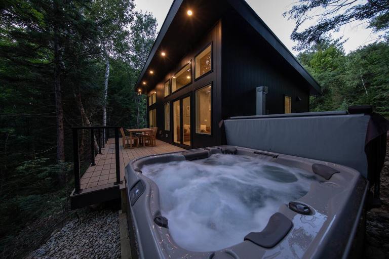 Cozy Luxury Cabin w Hot Tub, Fire Pit, King Bed - Bed and Breakfast Newry