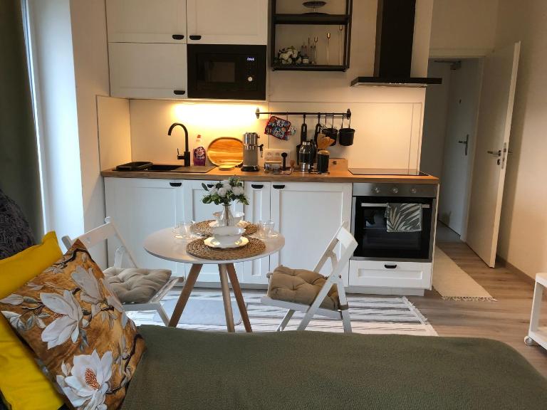 Cozy Apartment Prague Airport- 5 minute drive from AirPort - B&B Tuchoměřice