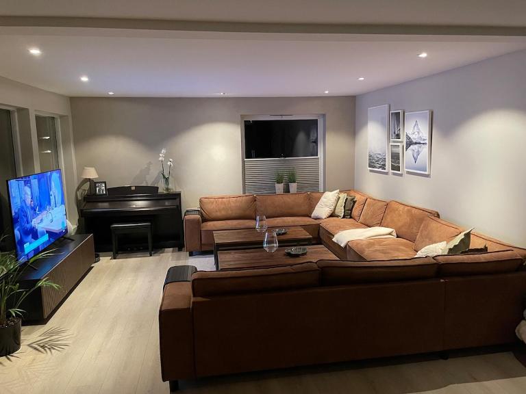 Hovedetasje i enebolig med 3 soverom og utendørs spabad - Bed and Breakfast Sandefjord