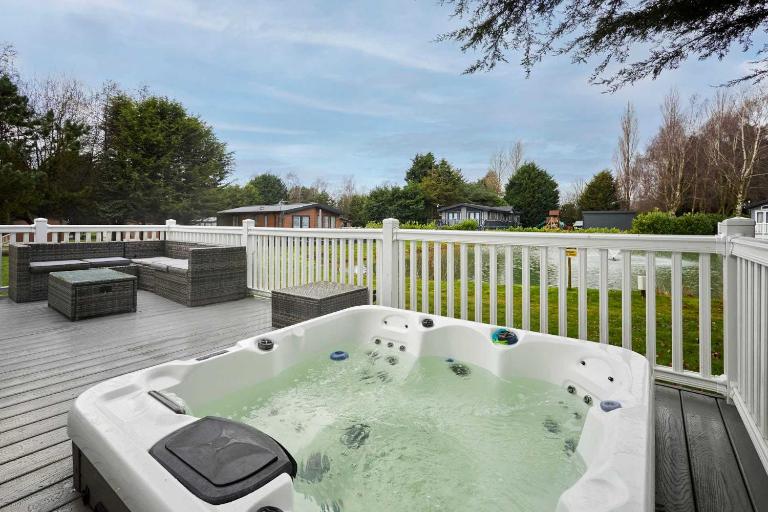 Sutton Lodge with Hot Tub - B&B York