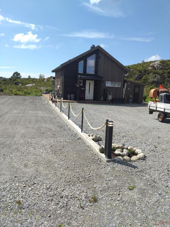 Holiday home near all facilities in Grinde, Aksdal - Chambres d'hôtes Tysvær