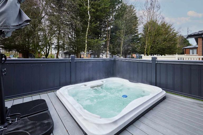 Country Cabin with Hot Tub - Chambres d'hôtes York