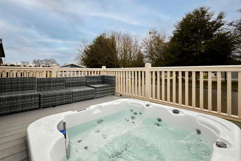 Lakeshore Lodge with Hot Tub - Chambres d'hôtes Pocklington