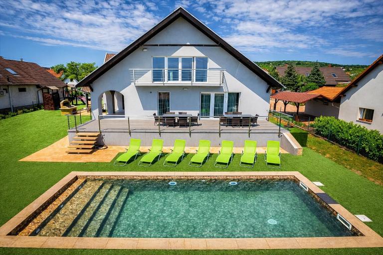 Aranyeső Apartmanházak No.1 - Bed and Breakfast Balatonalmádi