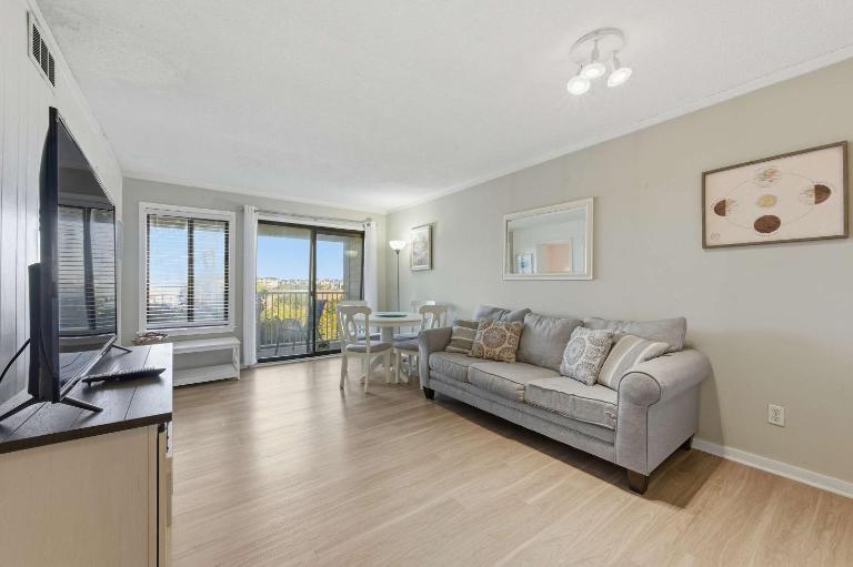 Coastal 2BR Condo w Ocean Views & Pool - B&B Hilton Head