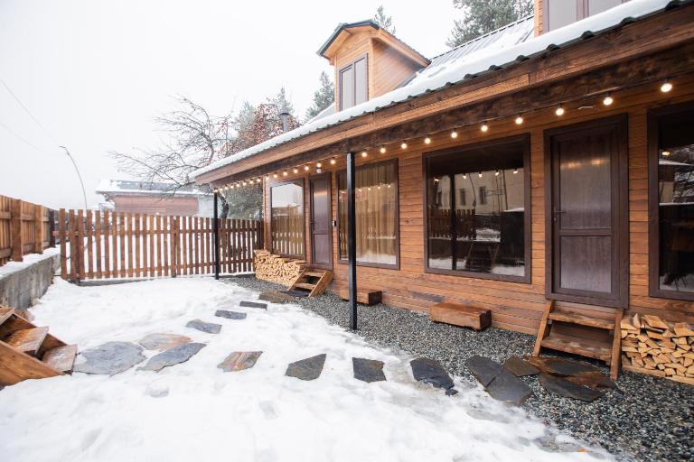 Tatu's wooden hut - B&B Mestia