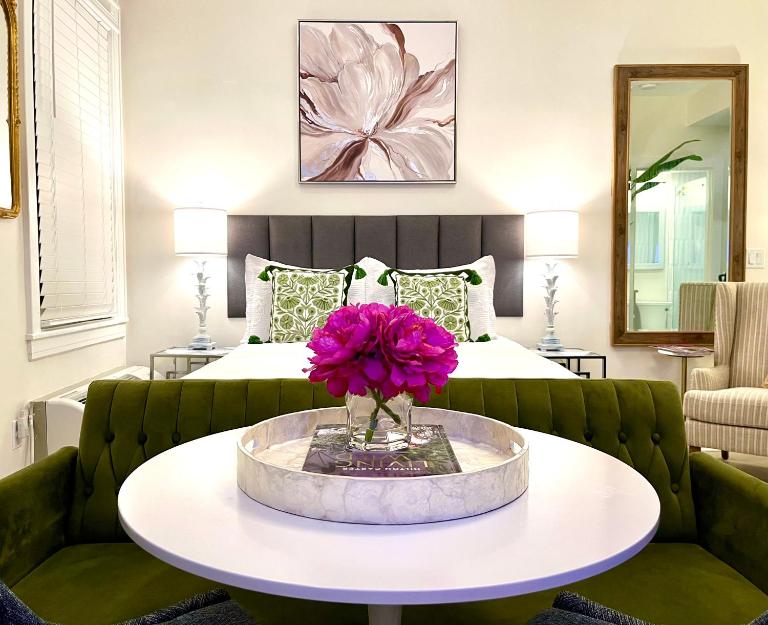 The Green Room - Poolside Studio with Parking Spot at 1920s Historic Residence on Palm Beach Island - Ferienwohnung Palm Beach