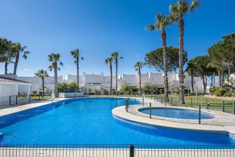 Amplio y Luminoso Adosado en Residencial La Loma de Sancti Petri, Terraza y Aire Acondicionado - B&B Chiclana de la Frontera