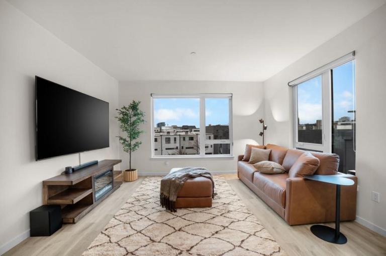 Modern Lux Midrise Stadium & Downtown Views - B&B West Sacramento