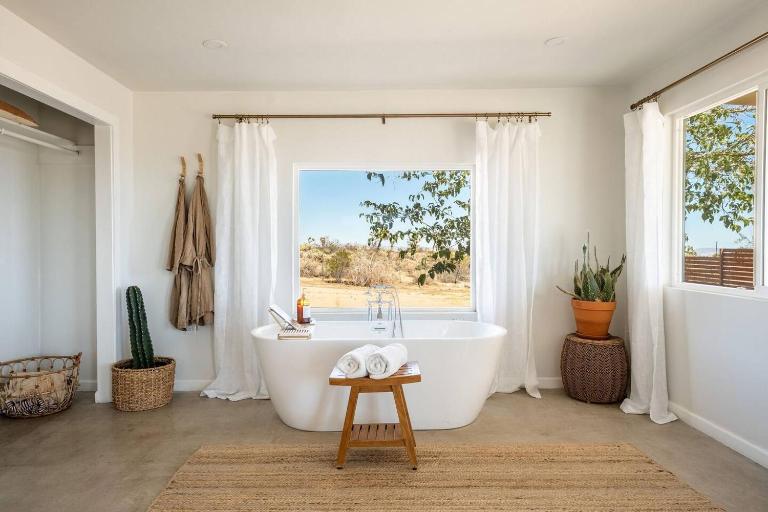 The Gypsy Lou with Stargazing - Cowboy Pool - Spa - Soaking Tub - B&B Yucca Valley