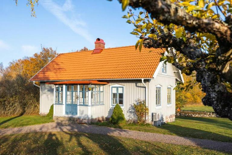 Cottage With Glass Veranda And Wood Oven In Kvilla - B&B Torsås