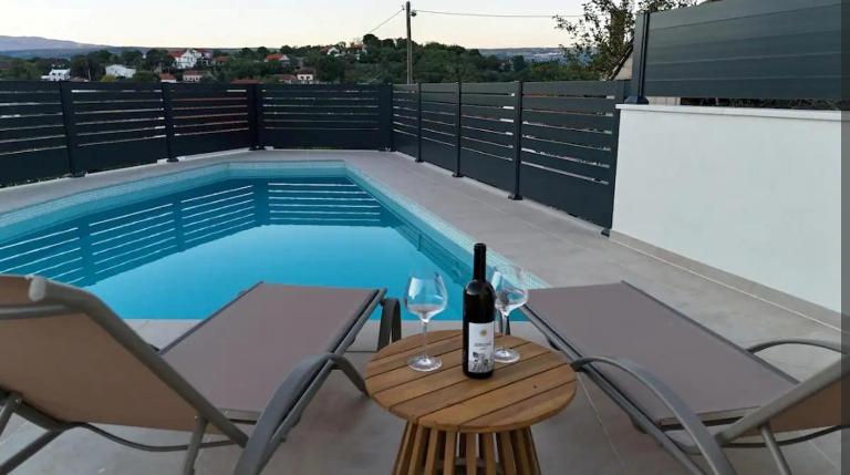Holiday home Klara with heated pool - Chambres d'hôtes Zmijavci