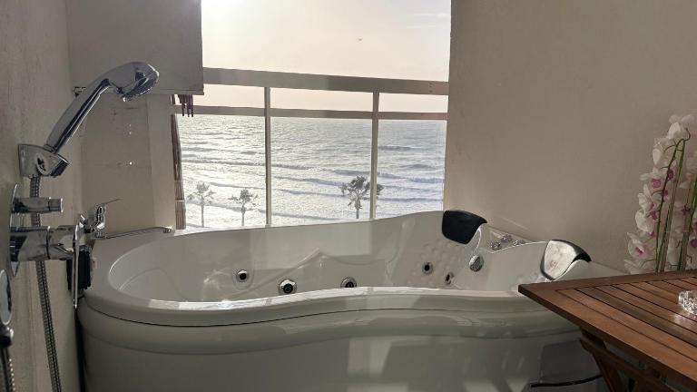 קו המים - Waterline סוויטות עם גקוזי הכי קרוב לים - Bed and Breakfast Netanya