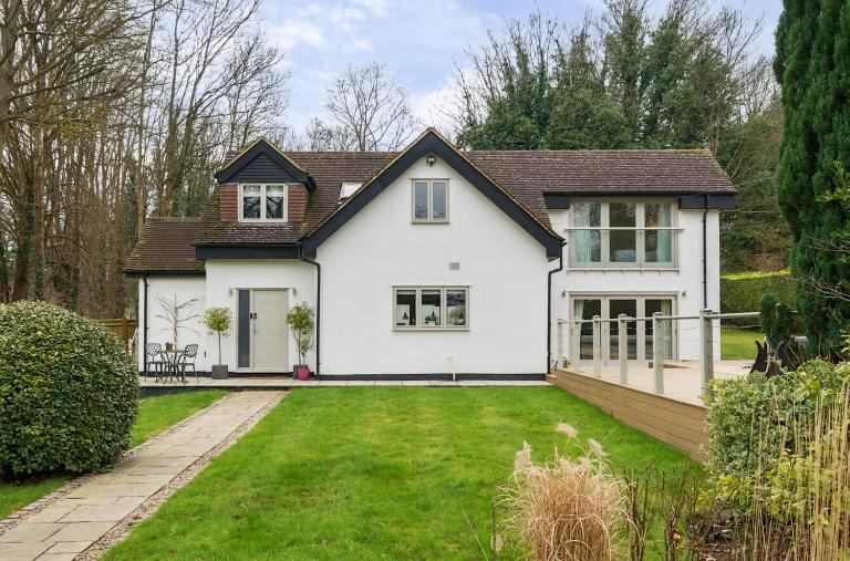 Luxury Countryside Retreat with Pool Surrey Hills Escape - Pass the Keys - Bed and Breakfast Leatherhead