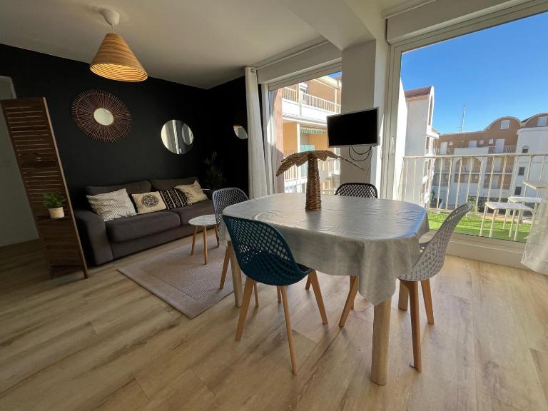 Bel appartement avec piscine et vue bateaux - B&B Gruissan