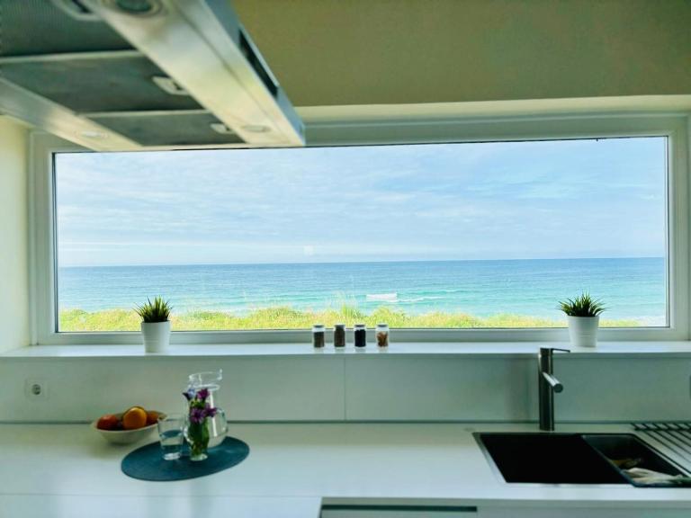 Casa de Mia Beachfront Home Playa de las Catedrales Ribadeo - B&B Pena