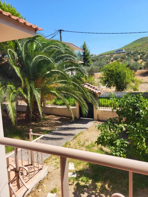 Relaxing Summer House with Garden & Private Parking 4 min from Beach in Pefki - Chambres d'hôtes Pefki