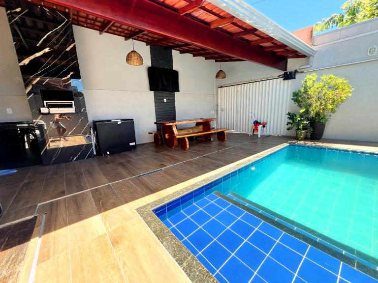Casa inteira com Piscina - 3 Quartos - Área Gourmet - 5 min da Praia - Chambres d'hôtes Prado