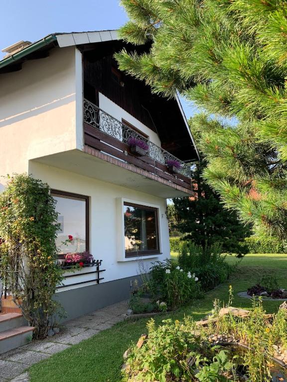 House Flora - at Lake Traunsee - B&B Altmünster