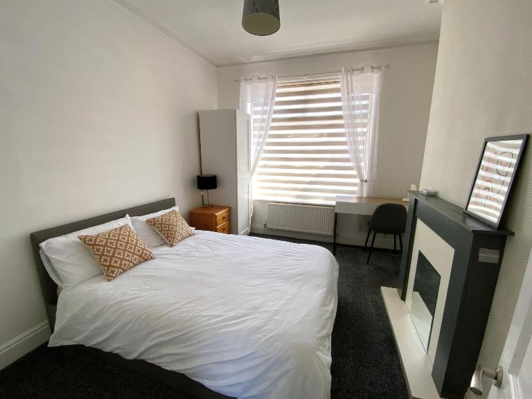 Modern room for short stay in Salford, shared bathroom kitchen - B&B Manchester