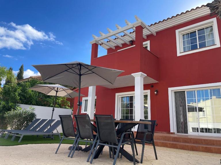 Villa Bonita, with a private pool - B&B Los Baños