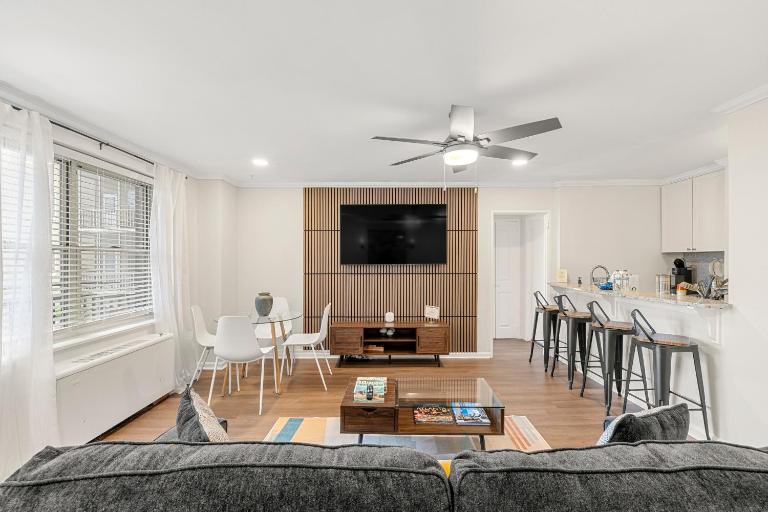 Stylish 1BR Condo ATL Views, Comfort & Location - B&B Atlanta