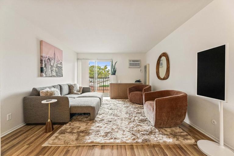 Elegant Hampton Flat in Glendale, CA - B&B Glendale