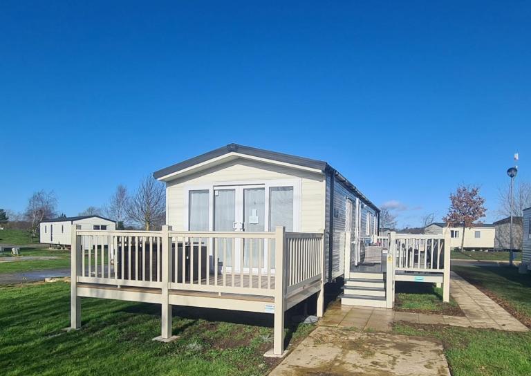Luxury 8 berth Caravan with Hot Tub at Tattershall Lakes - Chambres d'hôtes Tattershall
