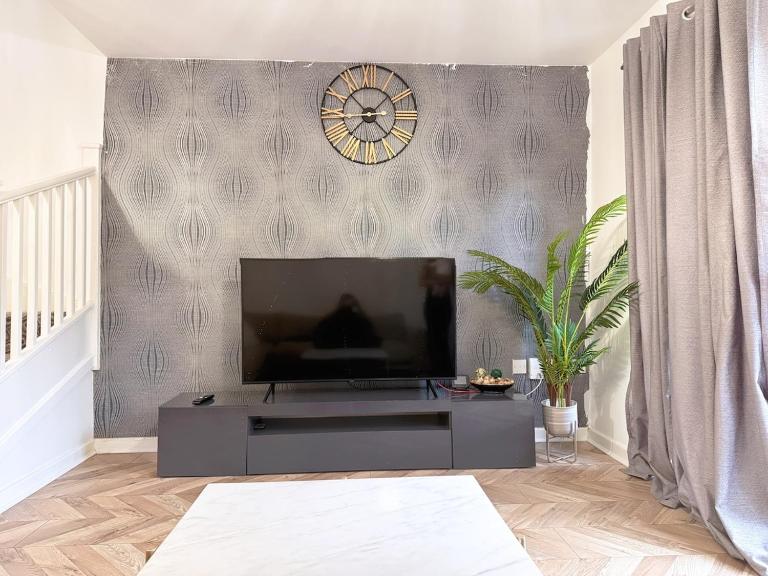 Spacious House with Private Parking In Manchester - Bed and Breakfast Little Hulton