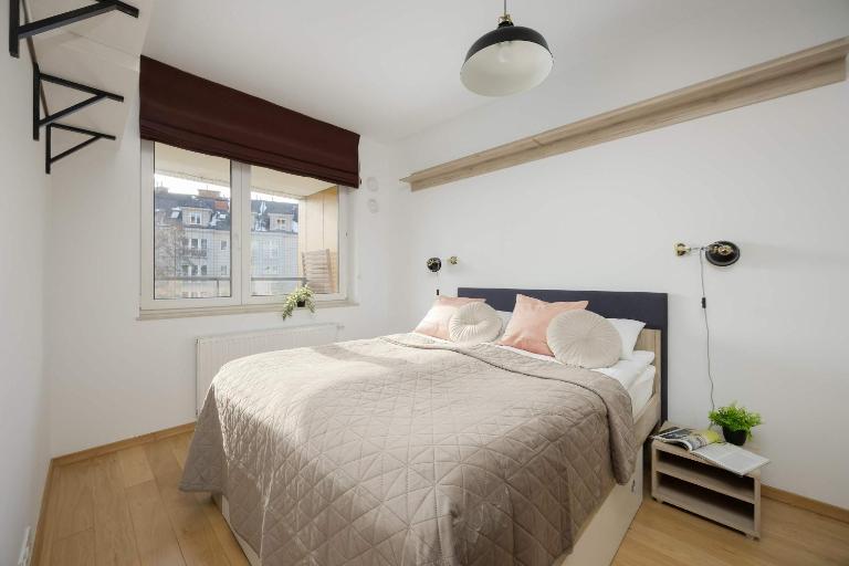Cozy Apartment with Balcony near PGE Narodowy by Noclegi Renters - B&B Warsaw