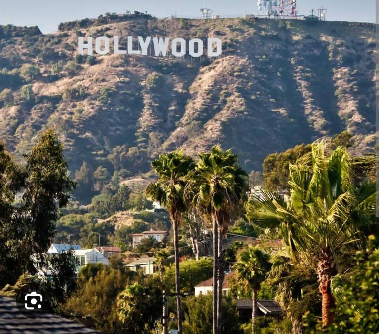 2Bed Apt View of Hollywood Sign & Rooftop Pool - B&B Los Angeles