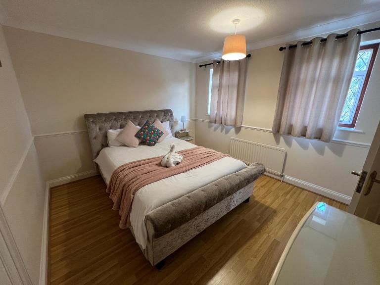 Super King Bed Suite, 5 double beds, WiFi, free off road parking 8 cars - Bed and Breakfast Saint Ives