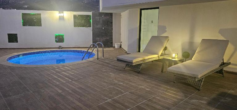 Girne Merkezde Geniş Teraslı Havuzlu Daire - B&B Karavás