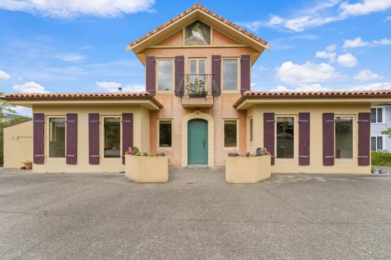 Mediterranean Coastal Charm with Great Views - B&B Silverdale
