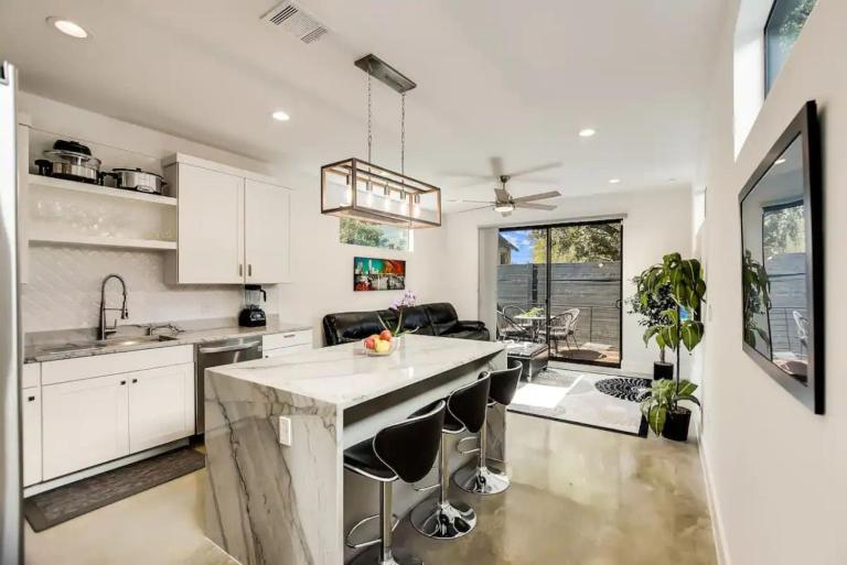 3BR 3BA Heart of SoCo, Private Deck Steps to Shops by Austin Vacay - Chambres d'hôtes Austin