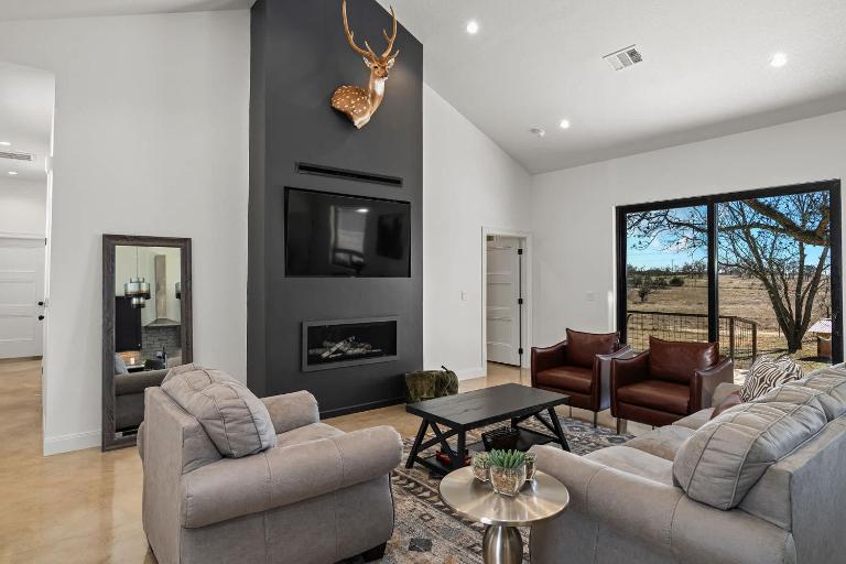 Axis Haus Pet friendly Hot tub Game Room - B&B Fredericksburg