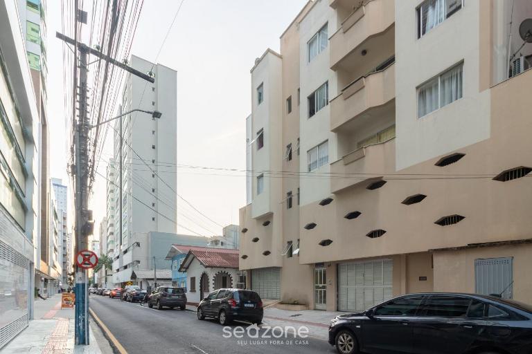 Aptos em prédio a 180 m da Praia em Balneário Camboriú - RAJs - Chambres d'hôtes Balneário Camboriú