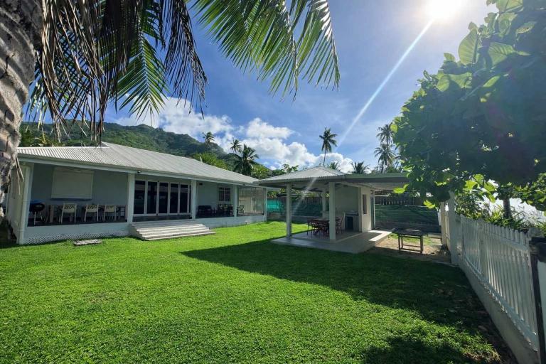 3BR Beachfront Villa Steps from the Lagoon - Chambres d'hôtes Paopao