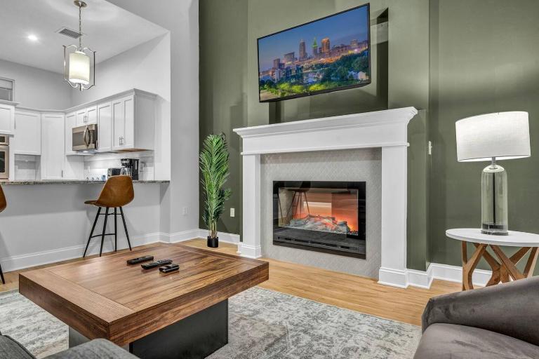 Downtown Luxury ~ King bed ~ Paid Parking ~ Wi-Fi - B&B Cleveland