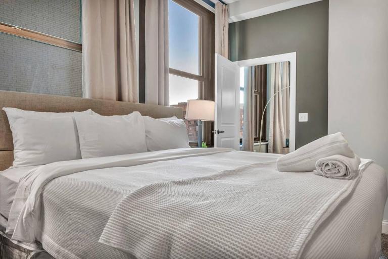 Gorgeous Downtown Flat| Parking•Gym•Security - B&B Cleveland