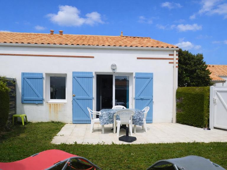 Maison avec Piscine à La Faute-sur-Mer, Proche Plage - FR-1-476-162 - B&B La Faute-sur-Mer