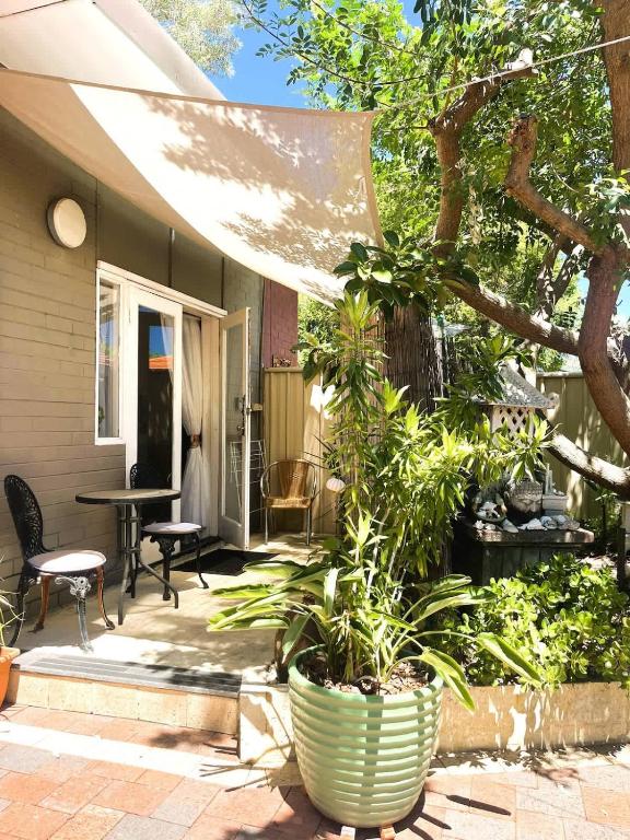 45 Private Guest Suite for 2ACParking - B&B Perth