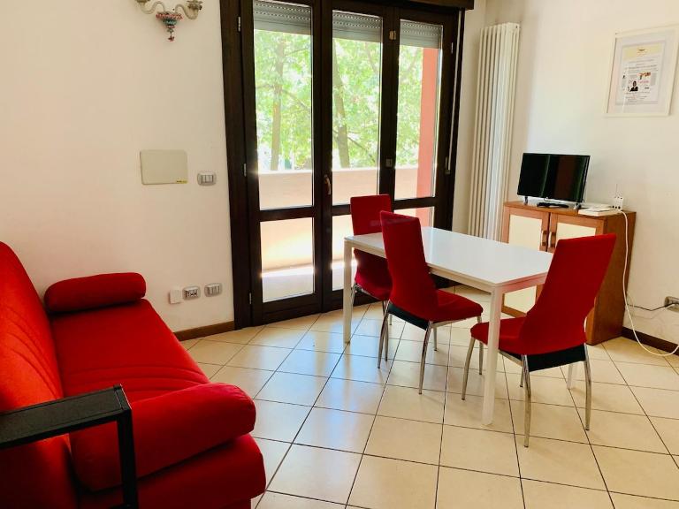 Free Parking, Close to the Train Station and the Duomo - B&B Parma