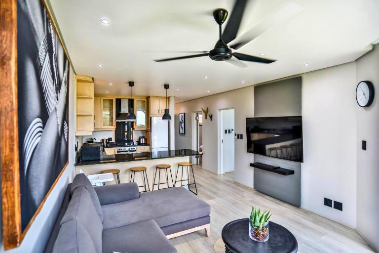 Luxury Family Escape, Ballito Promenade, Boulder Bay ,Beach Access, Braai & Pool Views - B&B Ballito