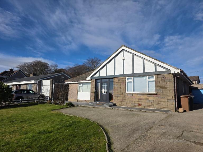 Beautiful 3 beds bungalow on west edge of Aberdeen - Chambres d'hôtes Aberdeen