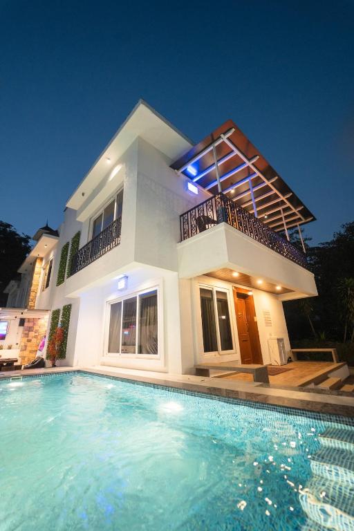 Luxury Private Villa Butler, Gazebo & Premium Stay - Chambres d'hôtes Lonavla